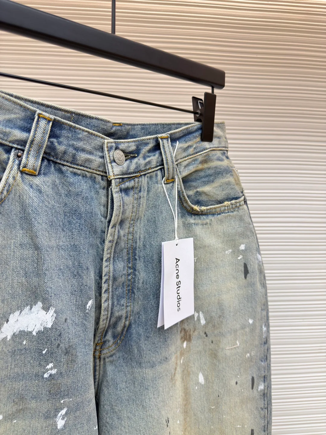 Acne Studios splash-ink loose wide-leg jeans ●Authentic product: Purchased and developed by 3704 ●Item number: 1680337-A85 ●Material: denim fabric ●Technology: frayed production ●Version: Loose fit ●Weight: about 790 grams ●Size: 42-44-46-48-50-52 ●Description: Made of long-staple cotton + 2% elastic fiber blend to ensure stiffness and moderate extensibility, suitable for loose tailoring. The fabric is first pre-shrunk to prevent deformation, and then washed with cellulase to soften the fibers to improve skin-friendliness while retaining the unique rough texture of twill.  Cellulase is used to bio-polish cotton fibers to break down surface hairiness, making the fabric feel super soft and waxy while retaining the natural breathability of cotton. Compared with traditional stone washing, this process is more environmentally friendly and reduces physical damage to fibers. The overall wiring is straight and delicate, the fabric is comfortable and soft, and the color is consistent without color difference. It can be matched with the same style to create a fashionable look and control various occasions. Customized accessories, complete with three standards, same style for men and women!